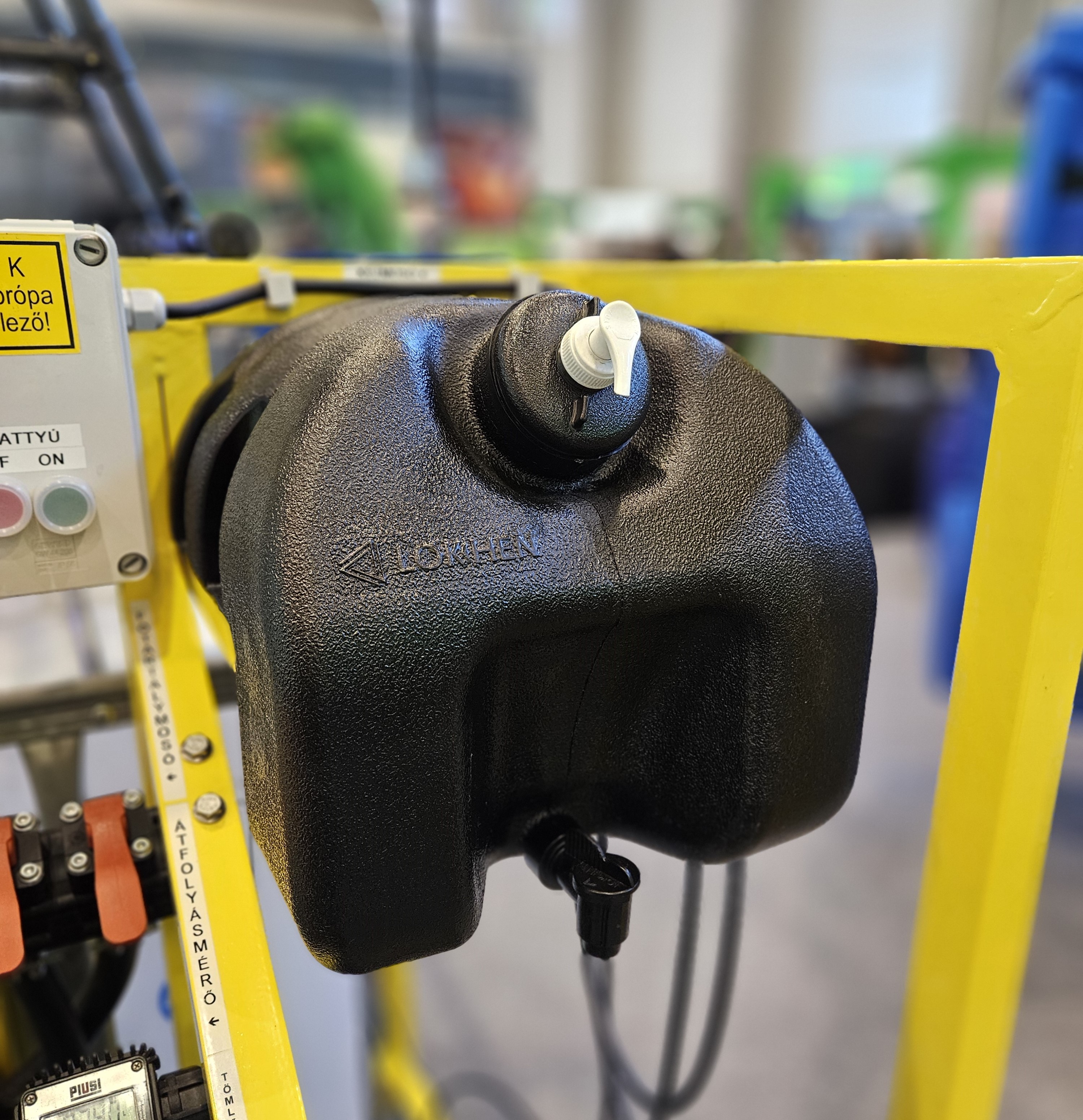 A kézmosó tartály 